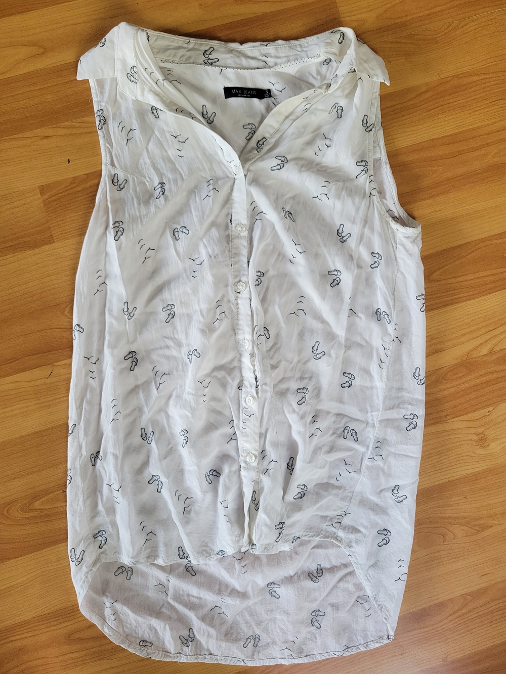 Max Jeans White Sleeveless Button-Front Shell with Flip-Flop Print
